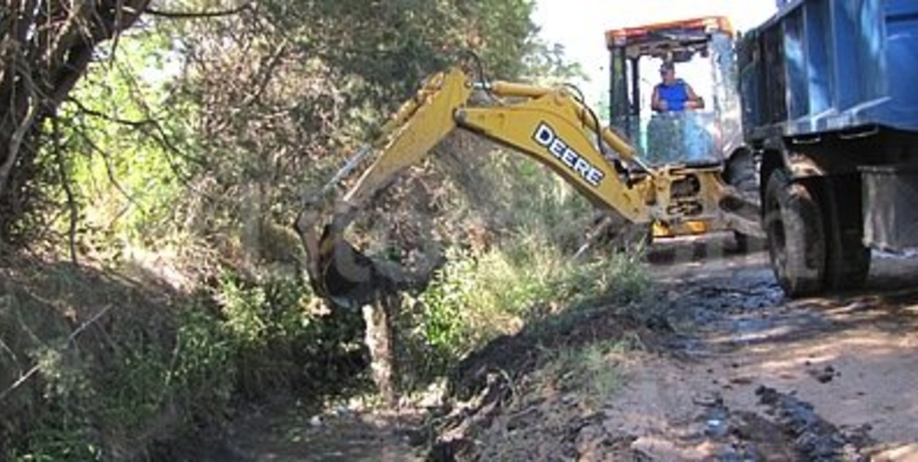 Continúan las tareas de limpieza de canales y desagües troncales de la ciudad