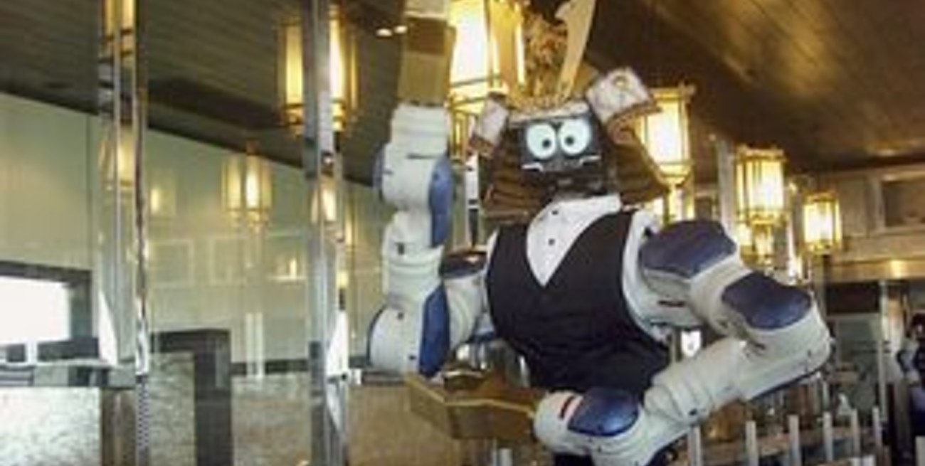 El primer mozo robot del mundo sirve sushi en Bangkok