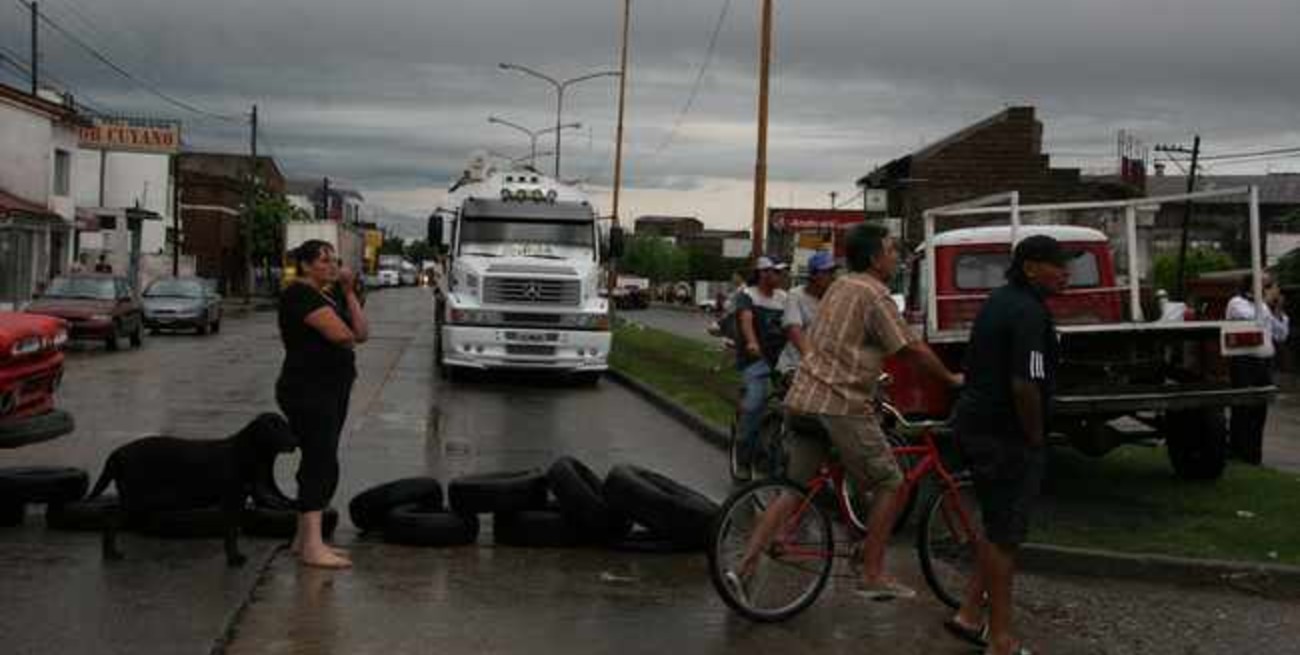 La lluvia generó anegamientos en varios barrios de la ciudad