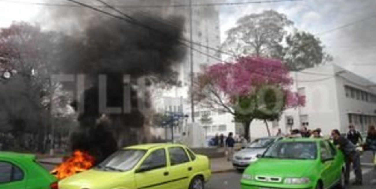 Denuncia penal contra remiseros ilegales