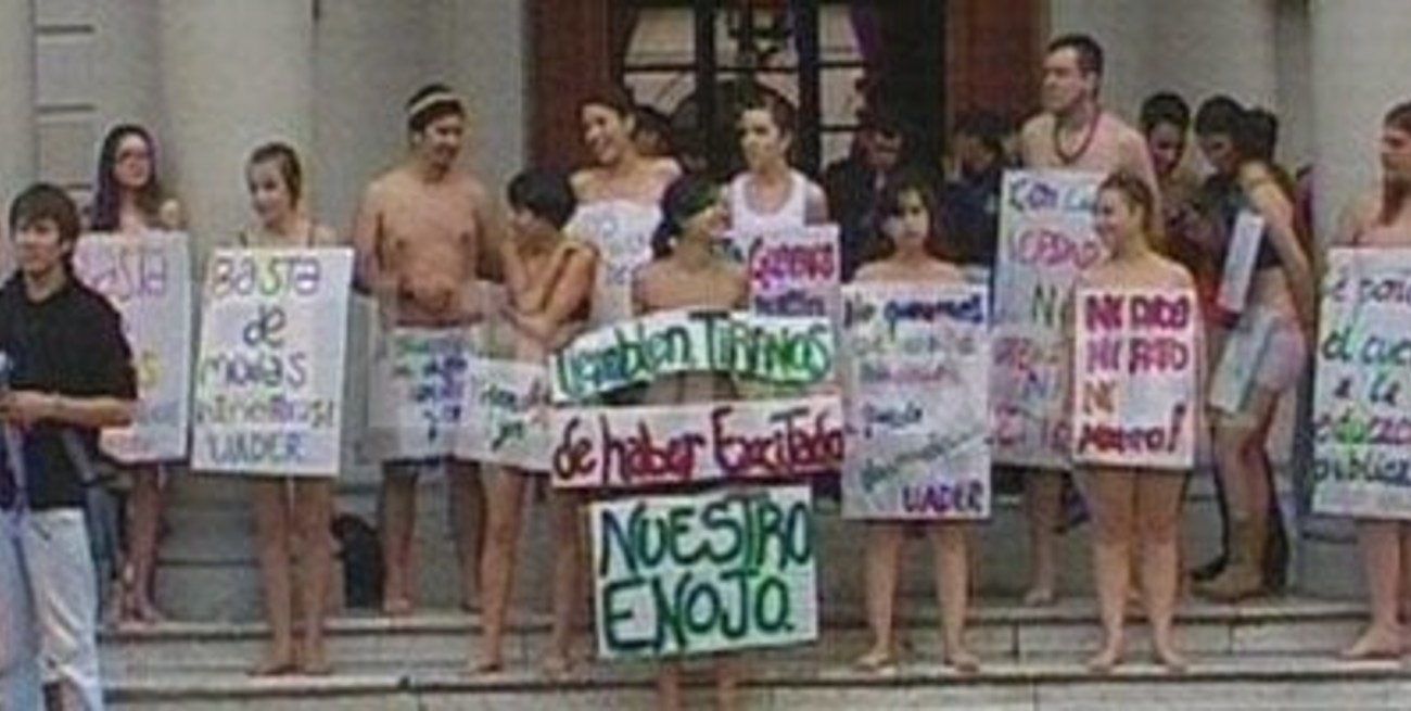 Estudiantes protestaron desnudos frente a la Casa de Gobierno de Entre Ríos