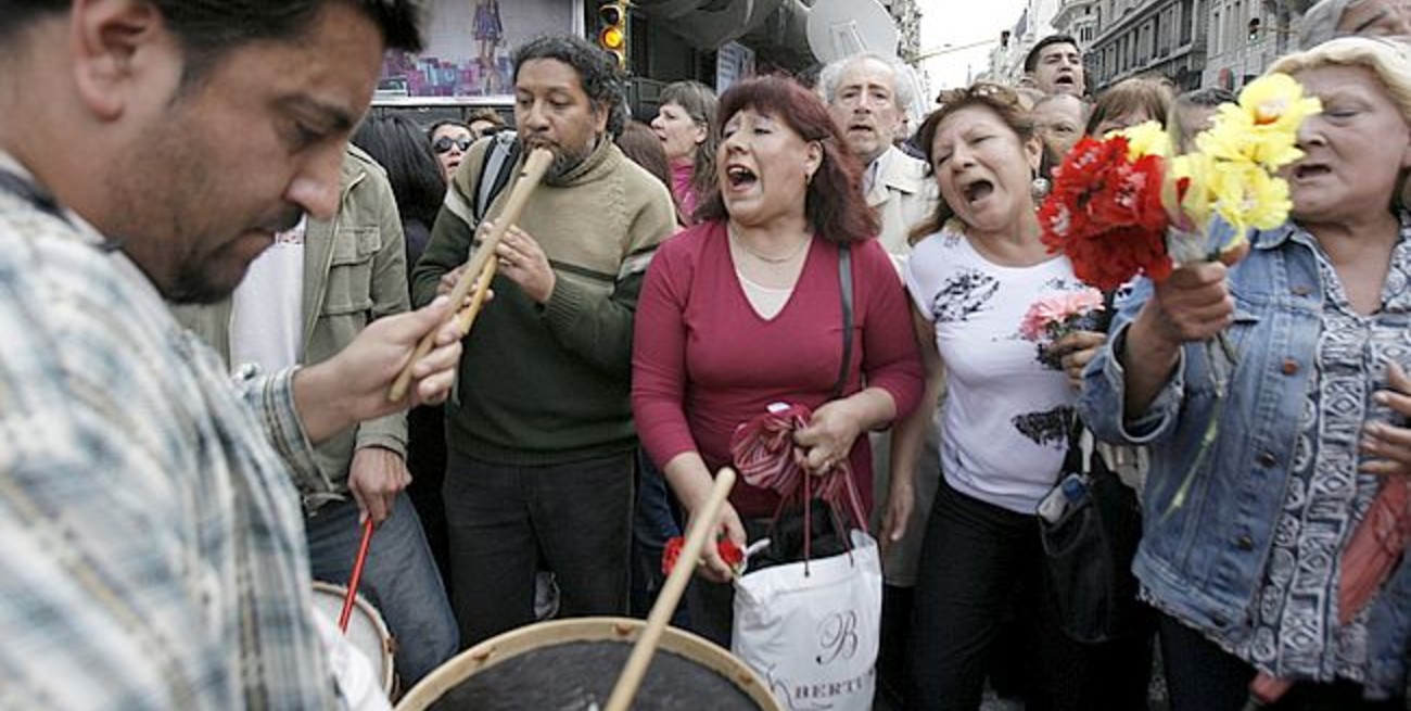 Despidieron con cantos los restos de la Negra Sosa en el Cementerio de La Chacarita