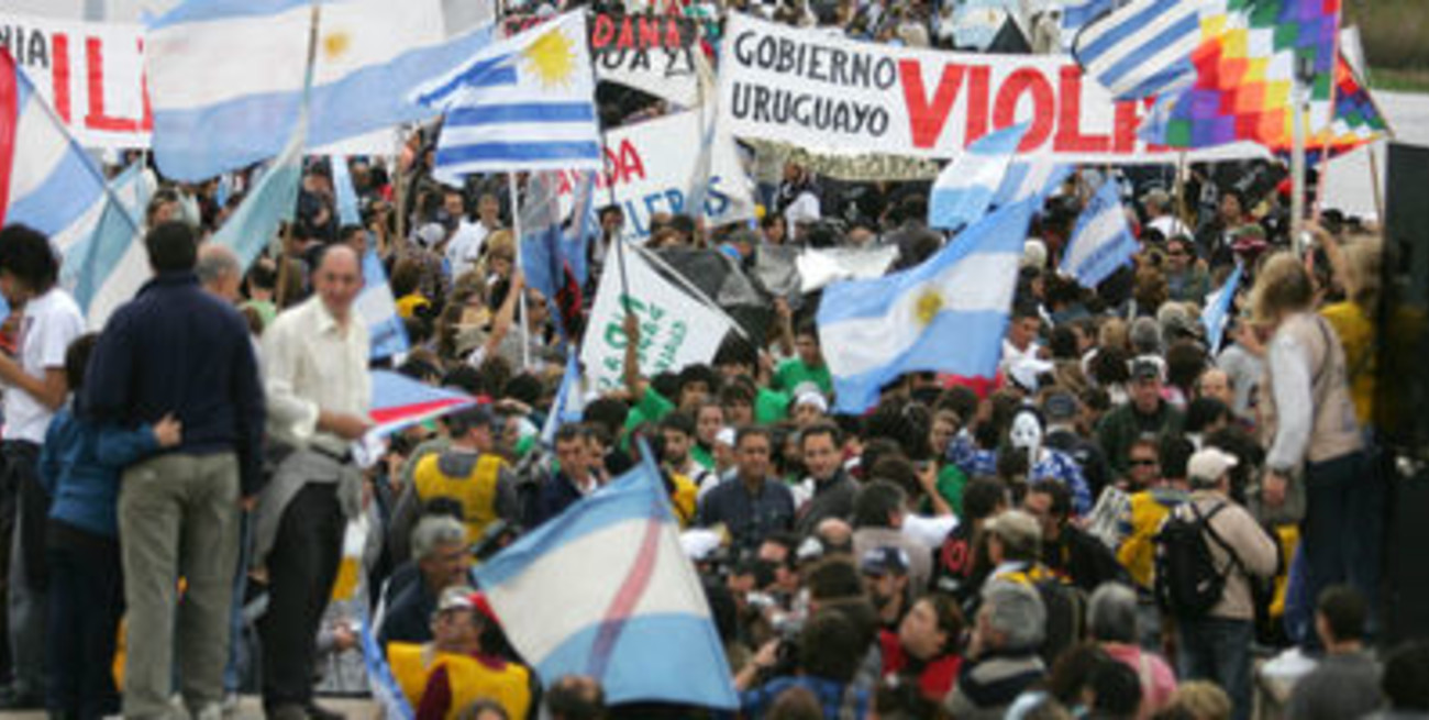 Multitudinaria marcha contra el fallo por Botnia