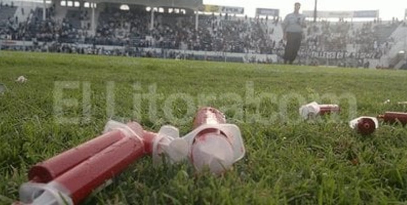 Los hinchas de Talleres de Córdoba les tiraron jeringas con "sangre" a sus jugadores