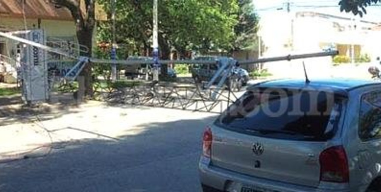 Se desplomó una antena de 20 metros