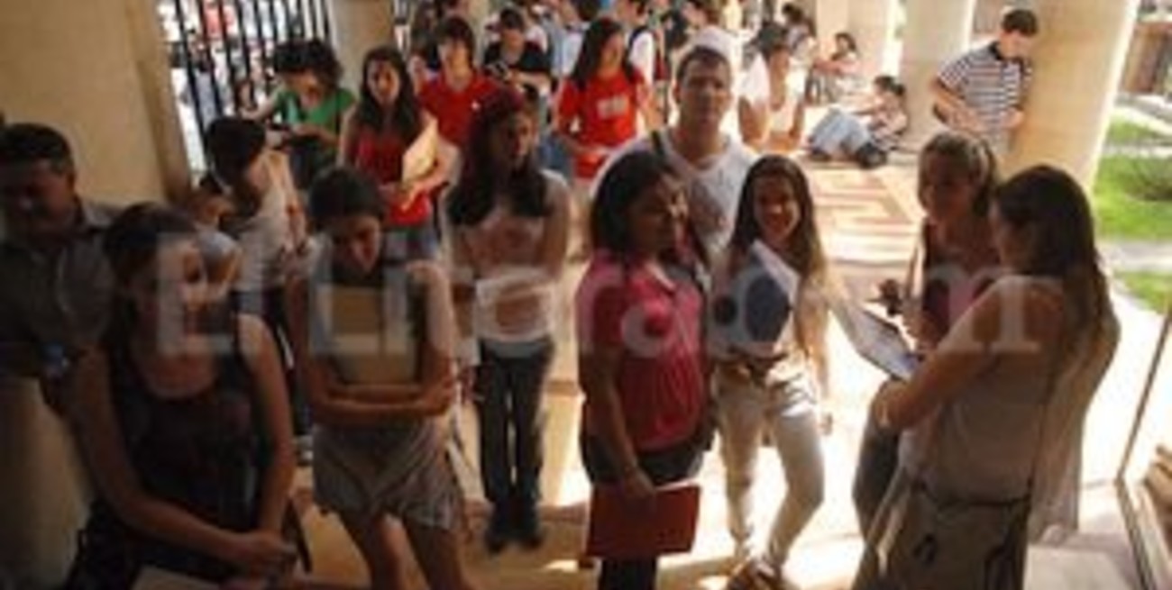 Gran cantidad de jóvenes en el primer día de inscripción a la UNL
