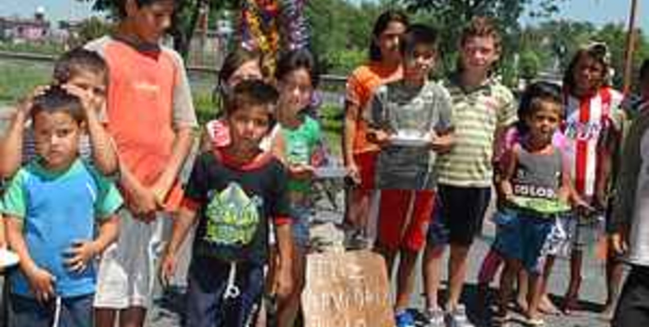 Piqueteros se manifiestan en el ingreso a la autopista