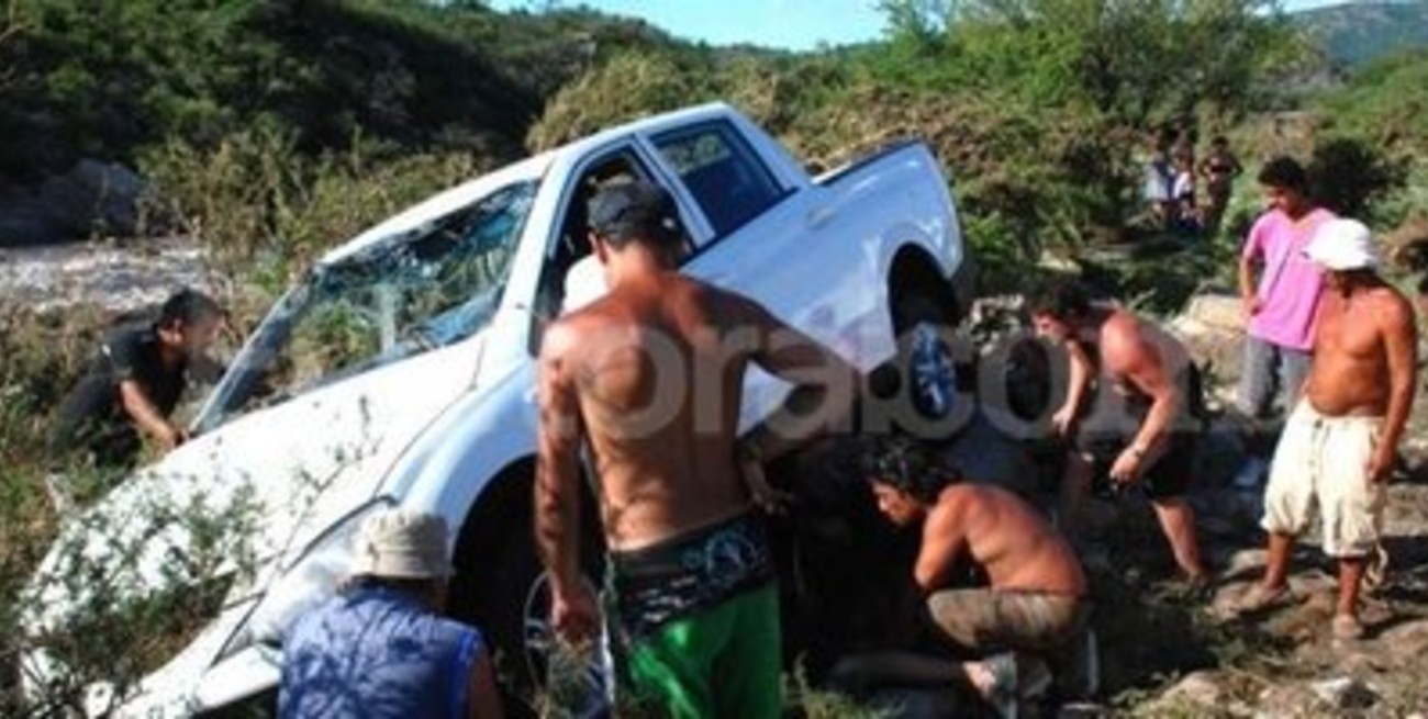 La crecida de un río en San Marcos Sierras arrastró ocho autos