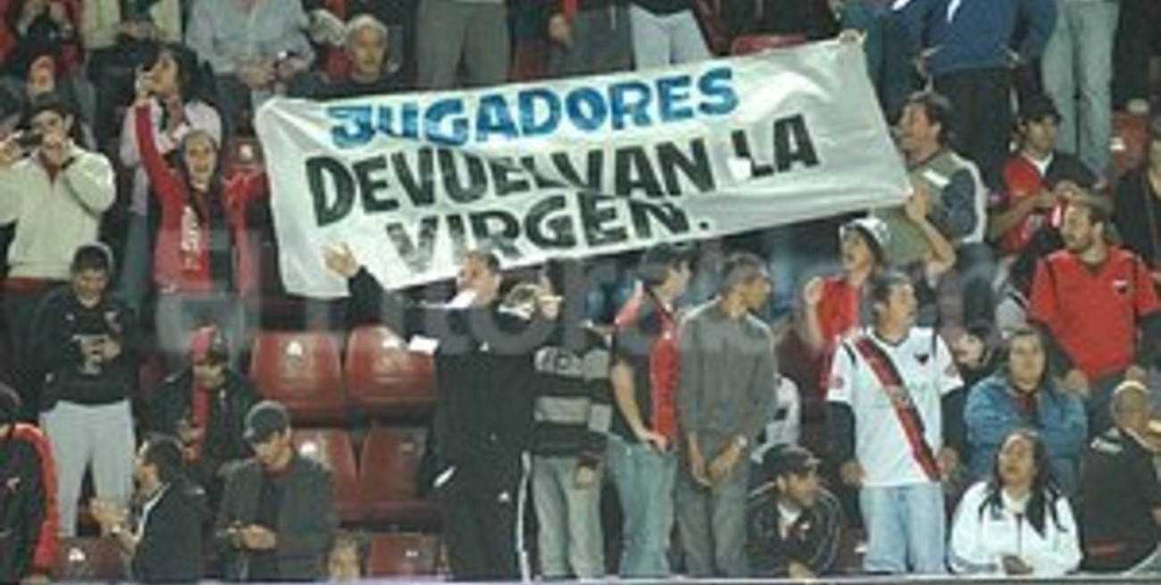 Los hinchas sabaleros les reclamaron a los jugadores que "devuelvan la Virgen"
