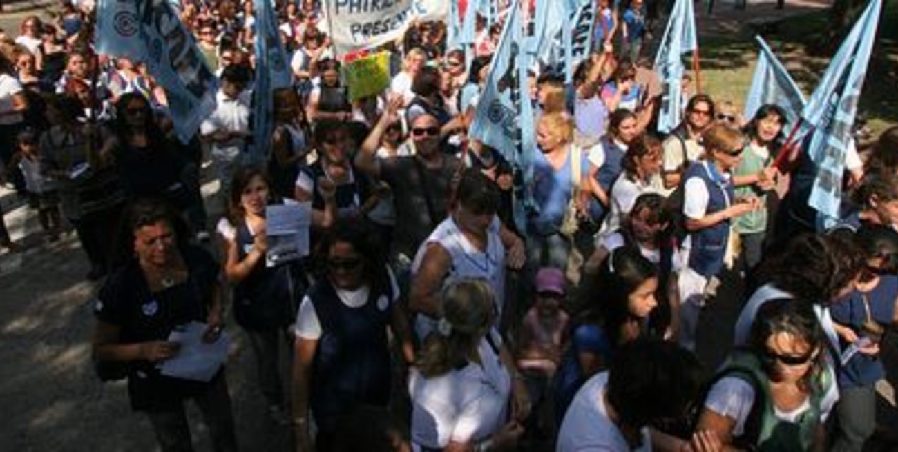 Multitudinaria marcha docente hacia Educación