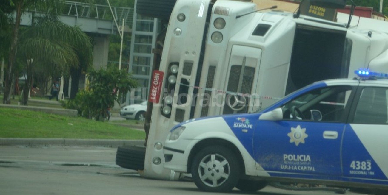 Volcó un camión sobre Alem: la mirada de los lectores