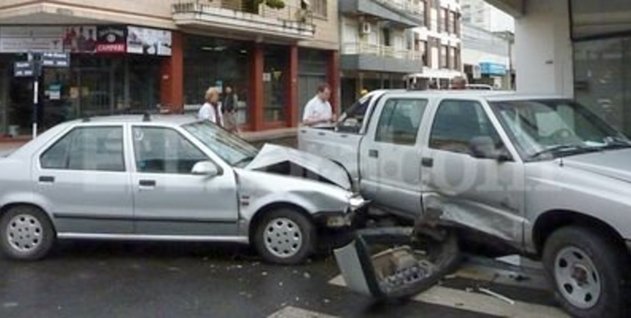 Fuerte colisión en la esquina de Tucumán y 4 de Enero
