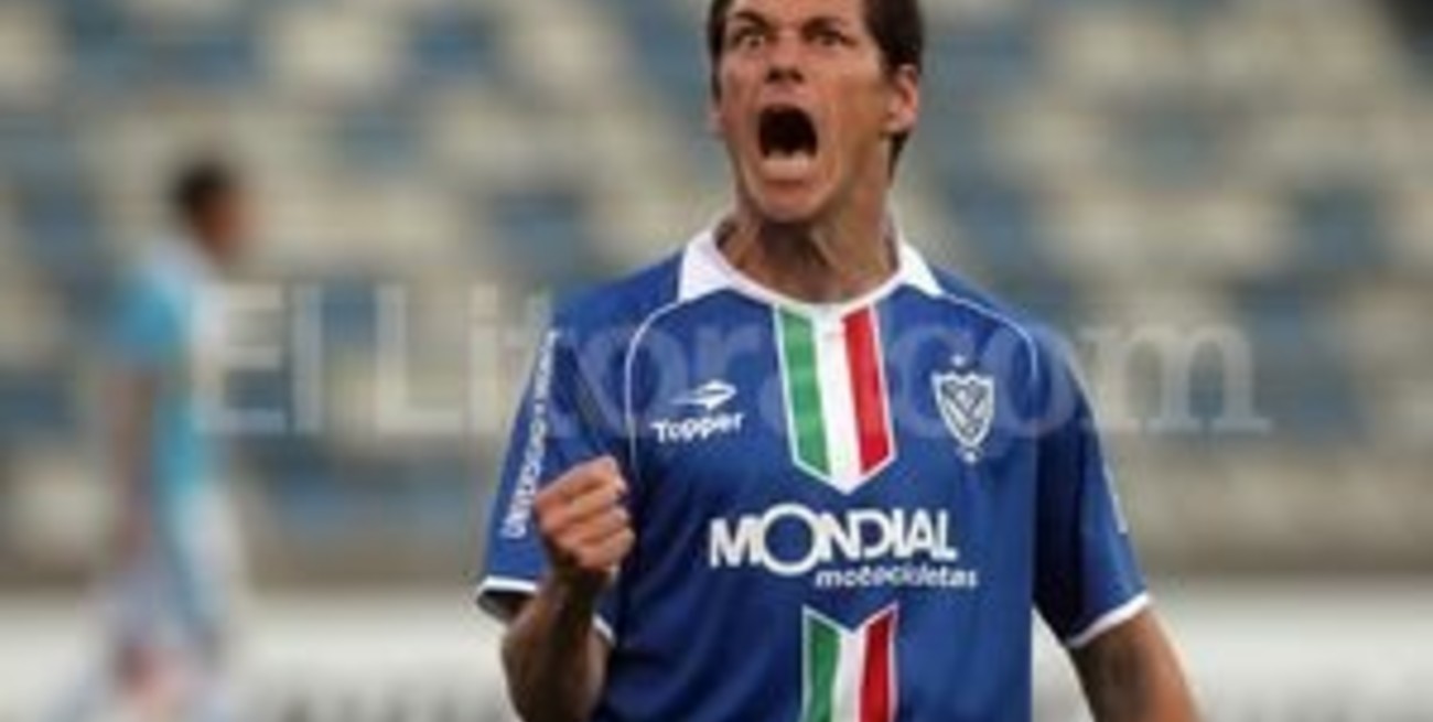 Vélez ganó en Chile y acaricia la clasificación