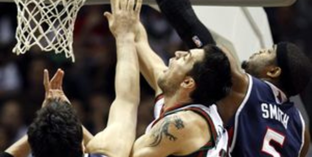 Seis triples del santafesino Carlitos Delfino le dieron una victoria a Milwaukee Bucks