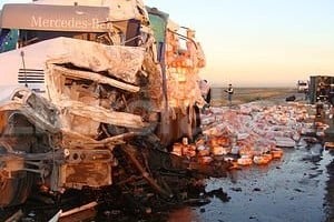 Gentileza Emanuel Falco Los pañales de uno de los camiones quedaron desparramados sobre la cinta asfáltica.