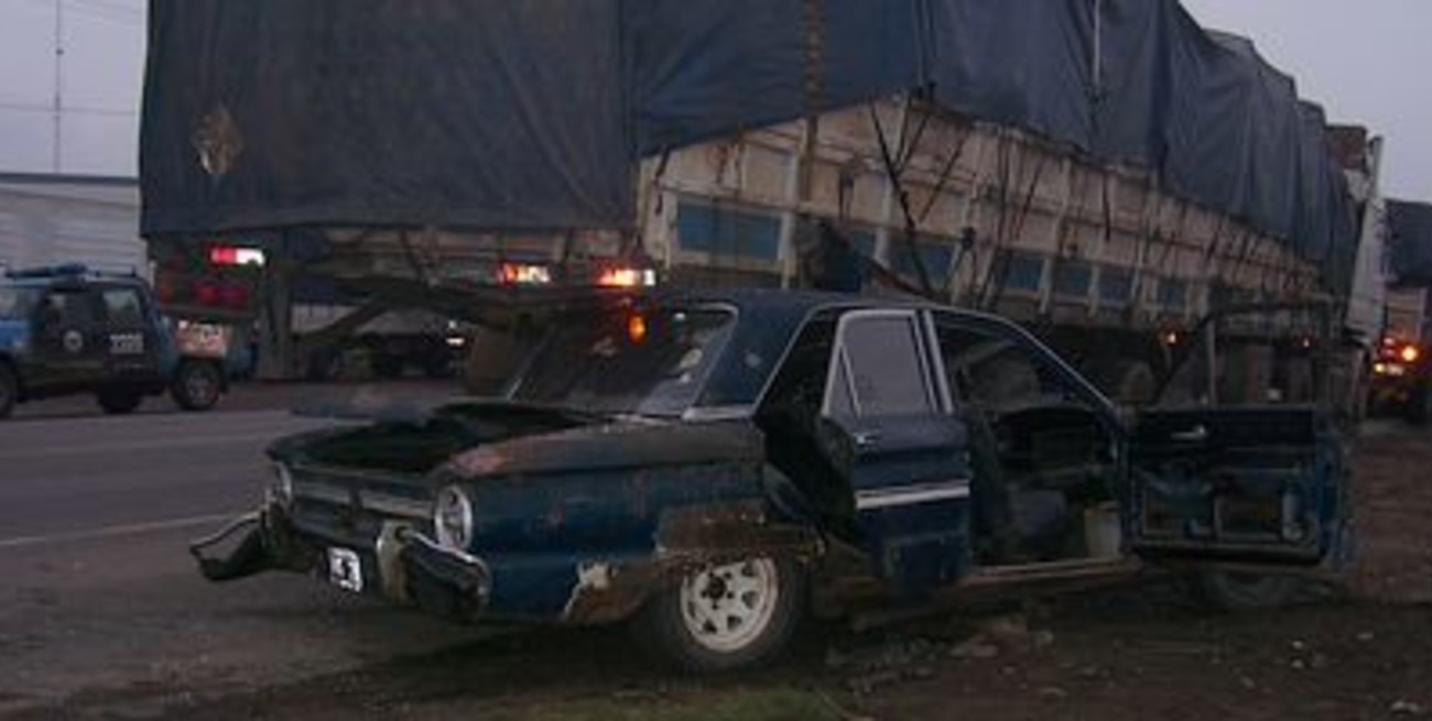 Un Falcon se incrustó en la parte trasera de un camión