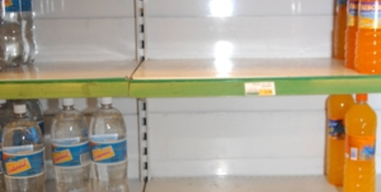 Supermercados restringen la venta de agua mineral