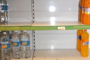 Supermercados restringen la venta de agua mineral
