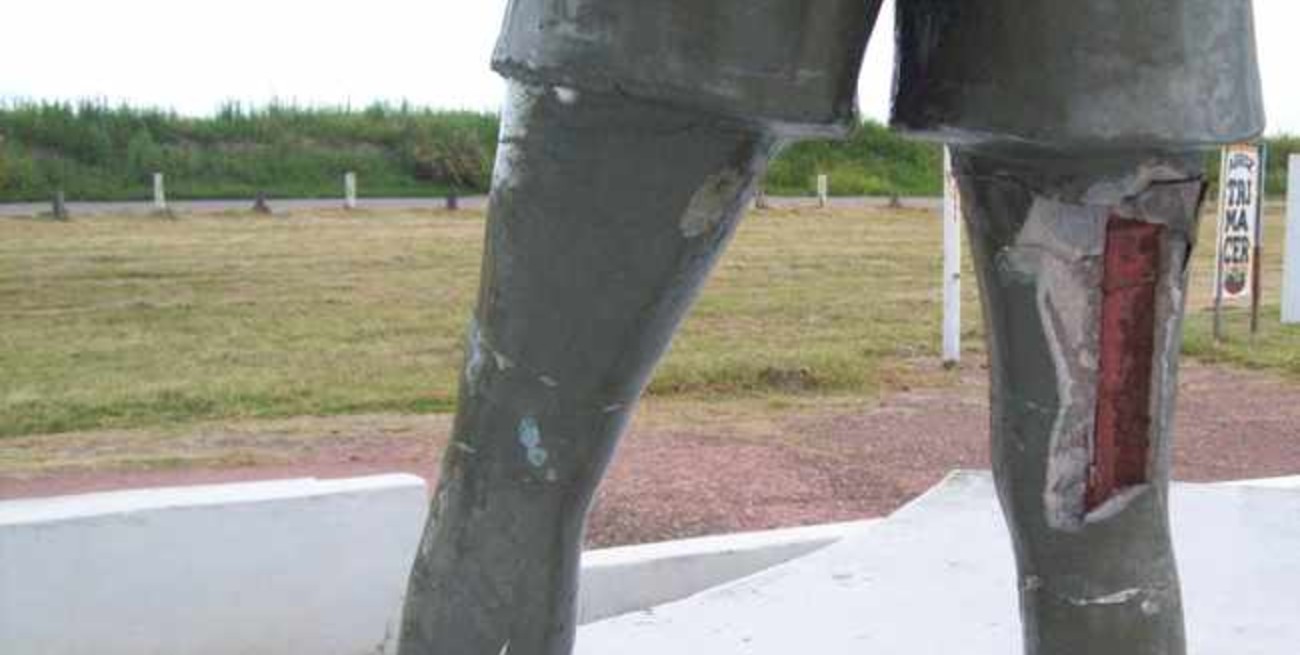 Atentaron contra la escultura de Monzón