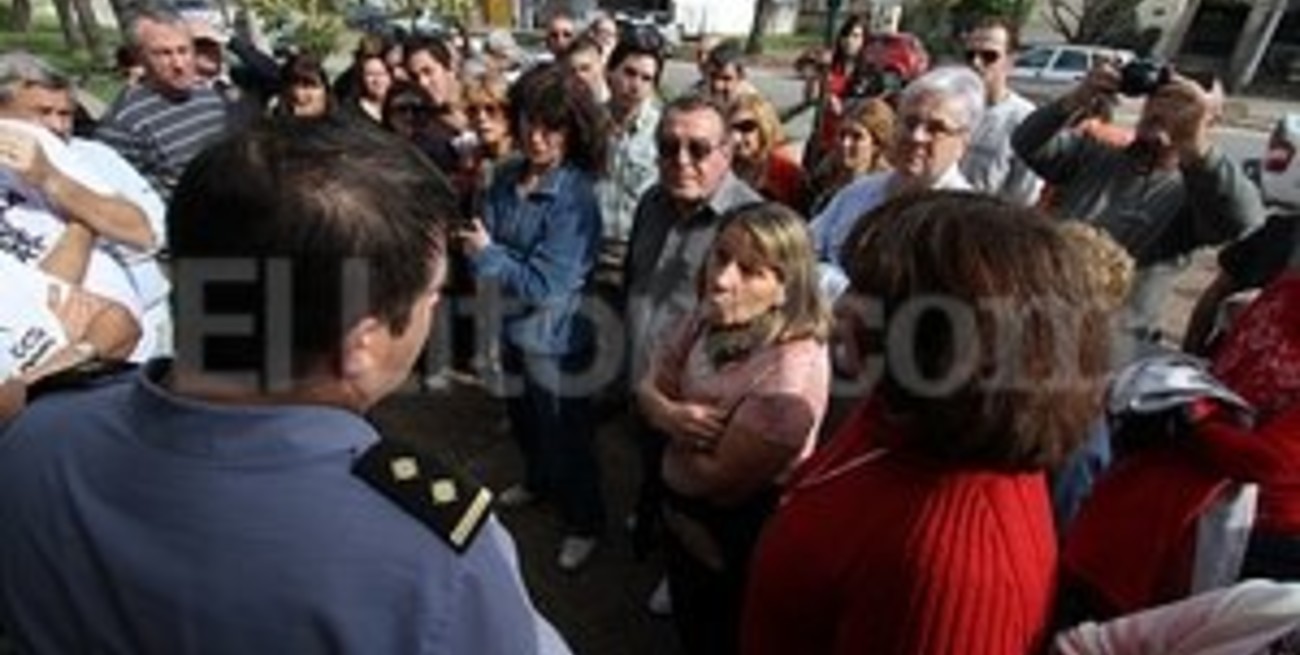 Vecinos se manifestaron frente a la Comisaría 8va.