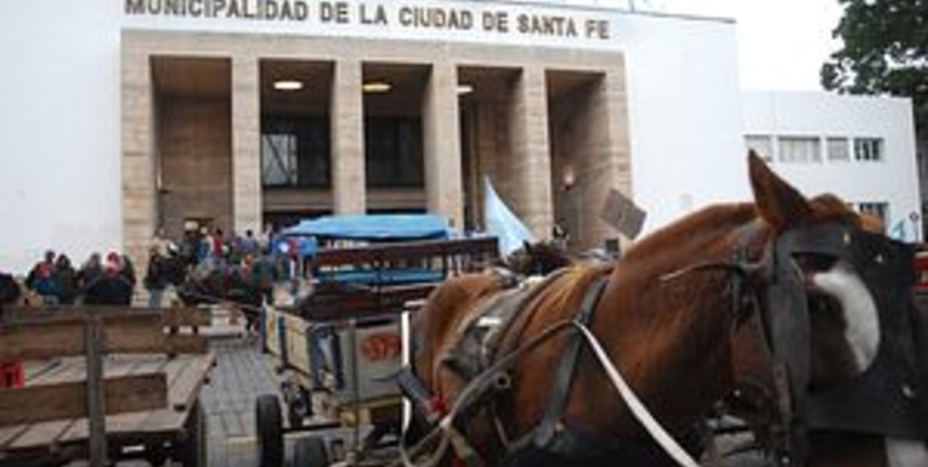 Cirujas protestan frente al Municipio