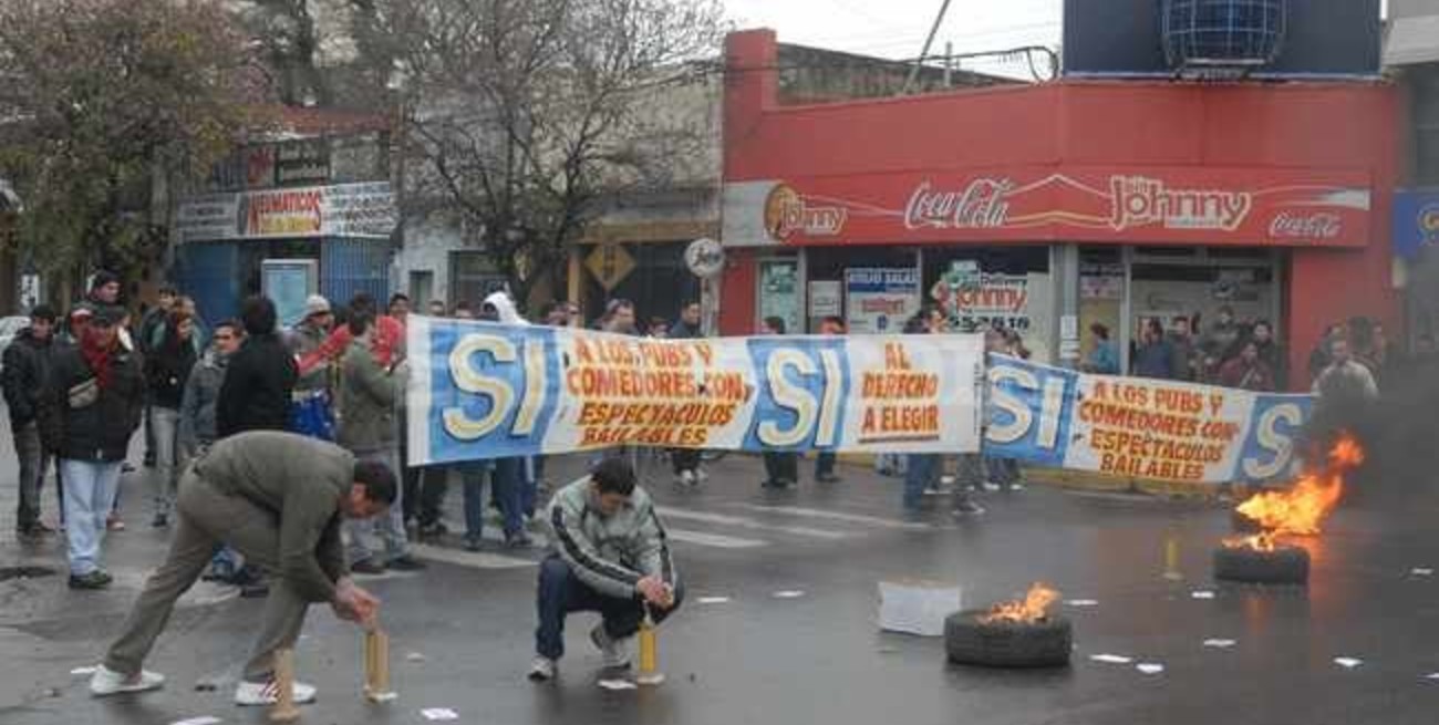 Marcharon los dueños y empleados de pubs