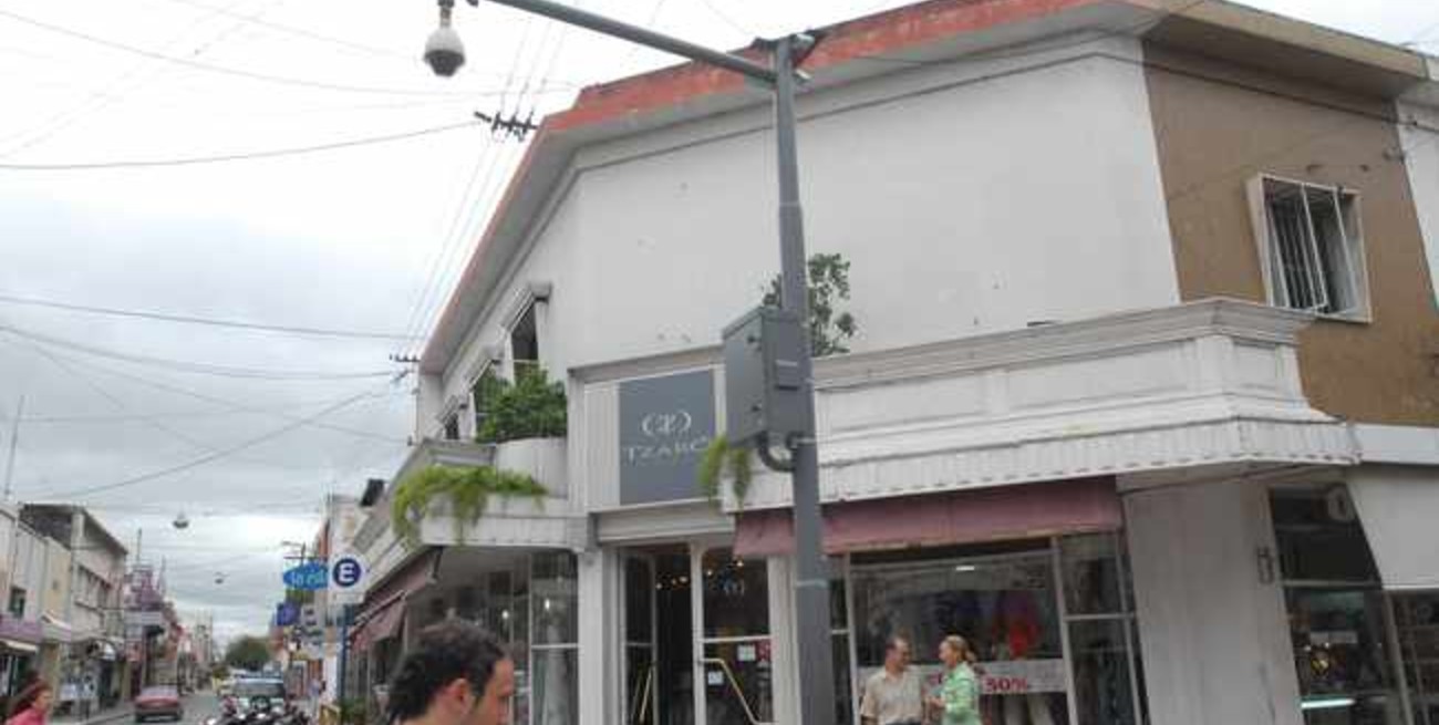 Comercios amanecieron con vidrieras pintadas