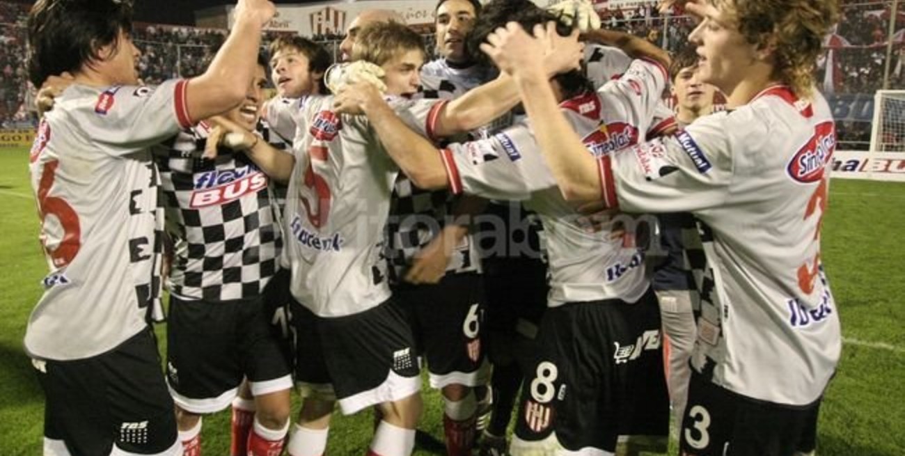 Unión goleó a Tiro y se mete en la pelea