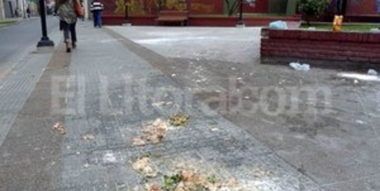 Piden a alumnos que se reciben que no ensucien la plazoleta