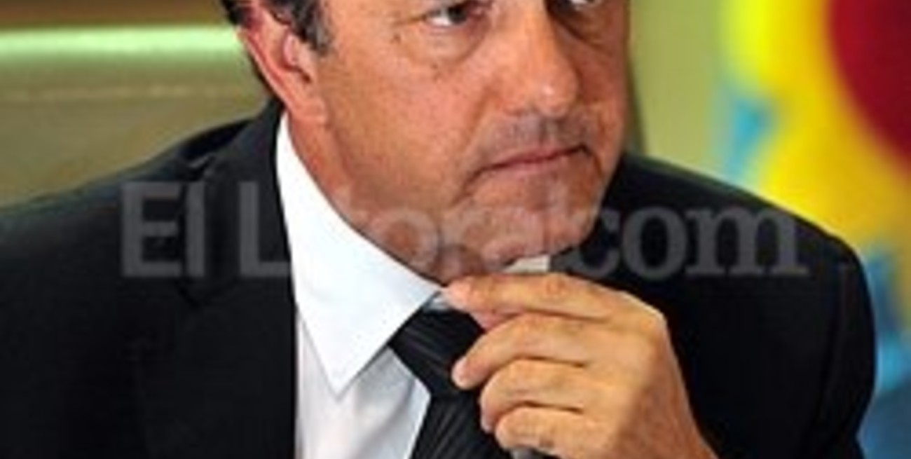 Scioli suspendió el pago de aguinaldo a funcionarios y frenó el inicio de obras públicas