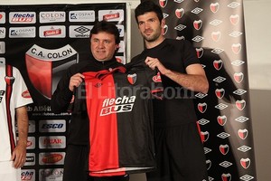 Colón presentó su nueva pilcha