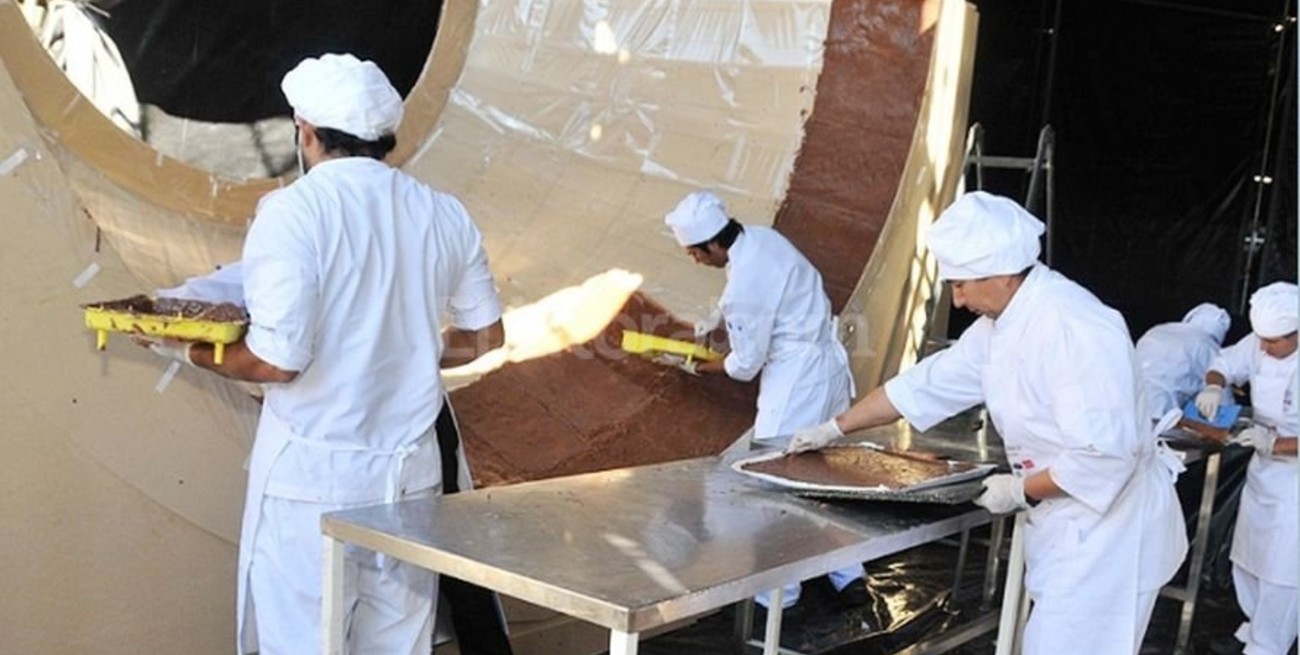 Elaboran el huevo de pascua más grande del mundo