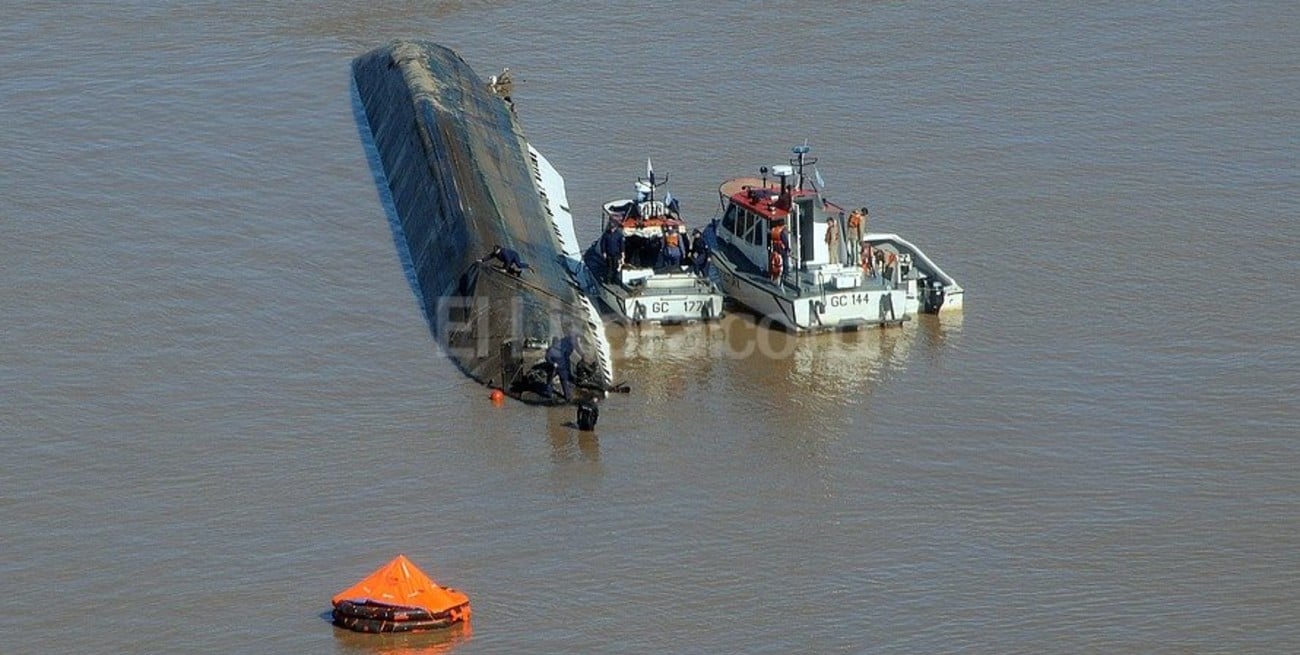 Chocaron dos buques a la altura de Zárate y buscan a siete personas desaparecidas