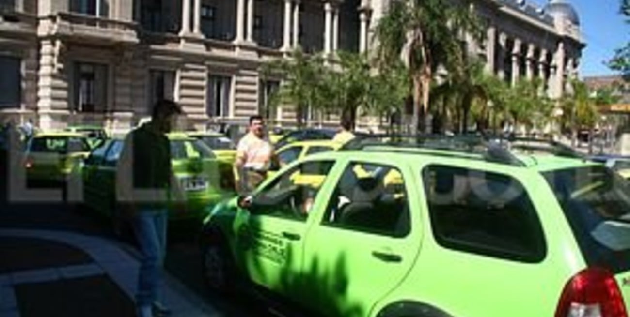 Balearon a un remisero y hubo cortes de calles