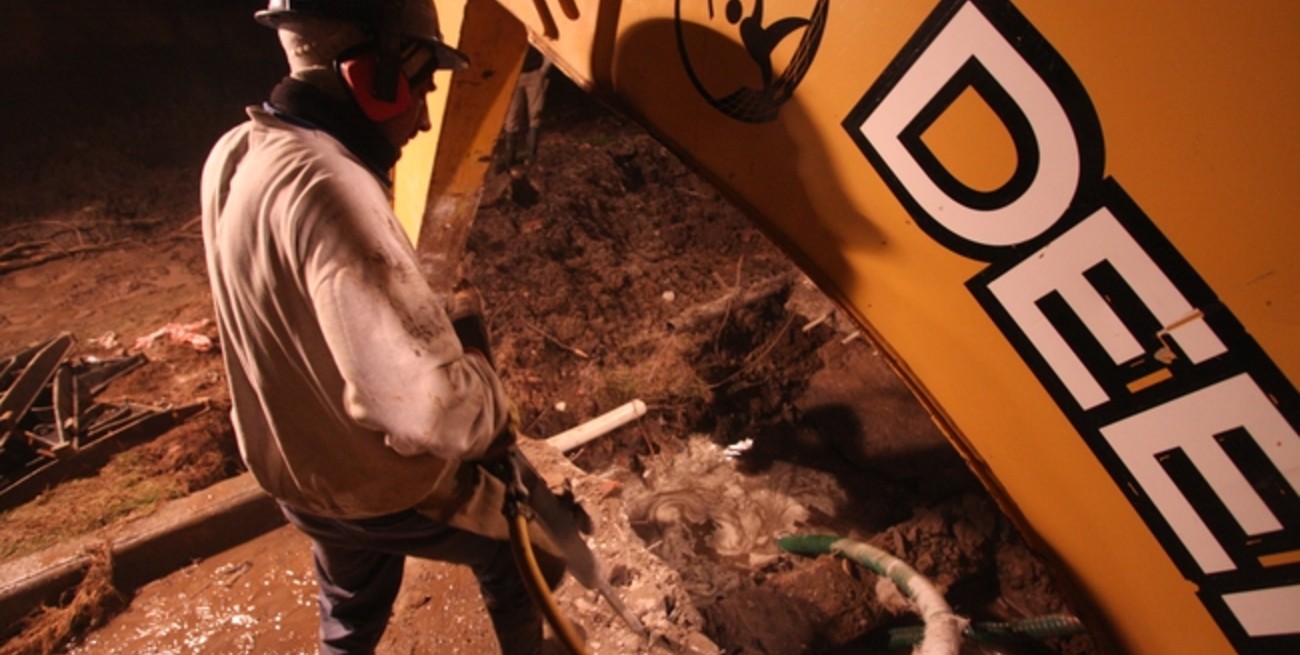 Abastecen con camiones cisternas a hospitales y centros de salud de la ciudad