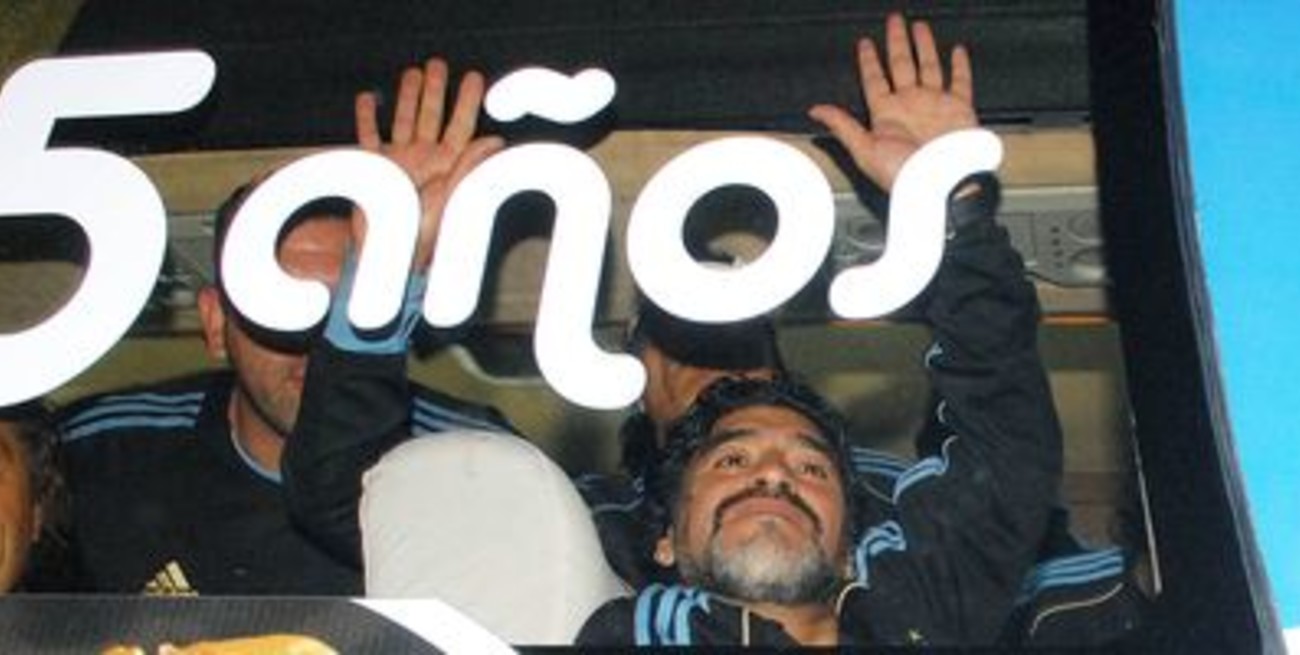 Una multitud eufórica recibió a Maradona y sus 23 "fieras"