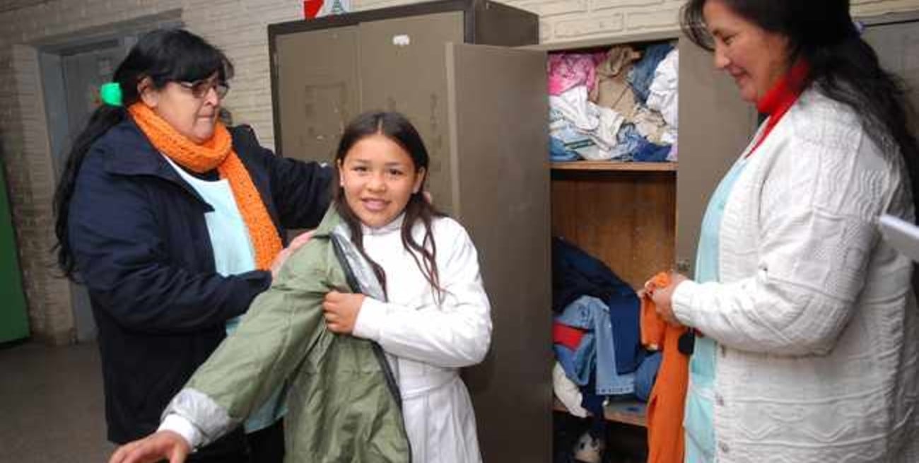 Por el frío, los roperos escolares están más vigentes que nunca