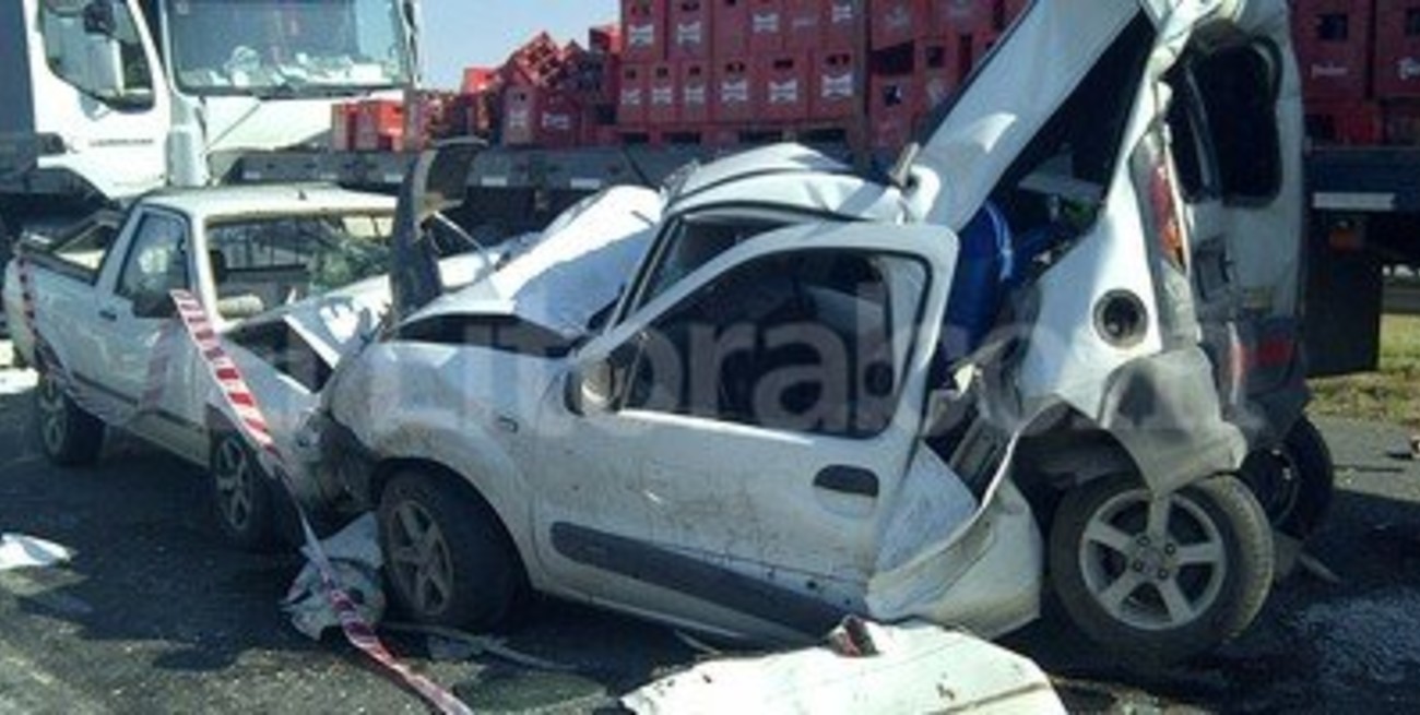 Choque múltiple deja tres muertos y 13 heridos