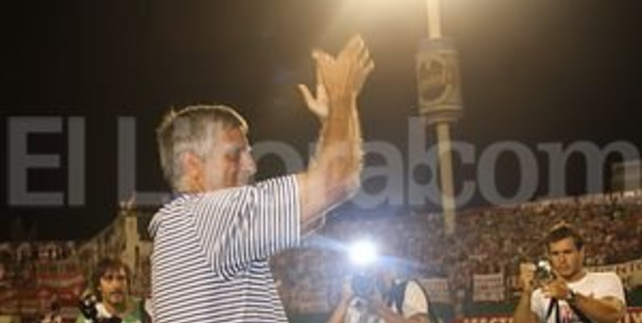 El "Flaco" Zucarelli lloró ante la ovación de los hinchas tatengues