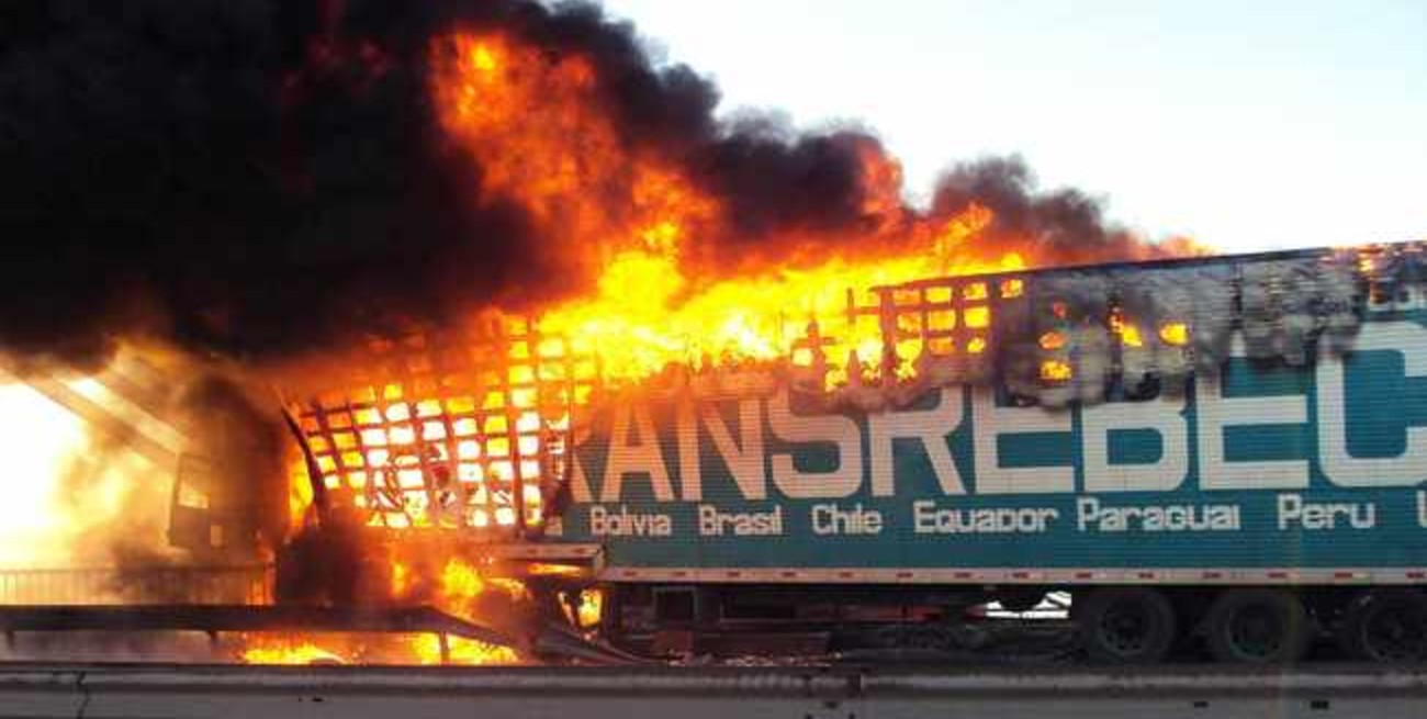 Se incendió un camión y preocupa el estado del puente Zárate-Brazo Largo