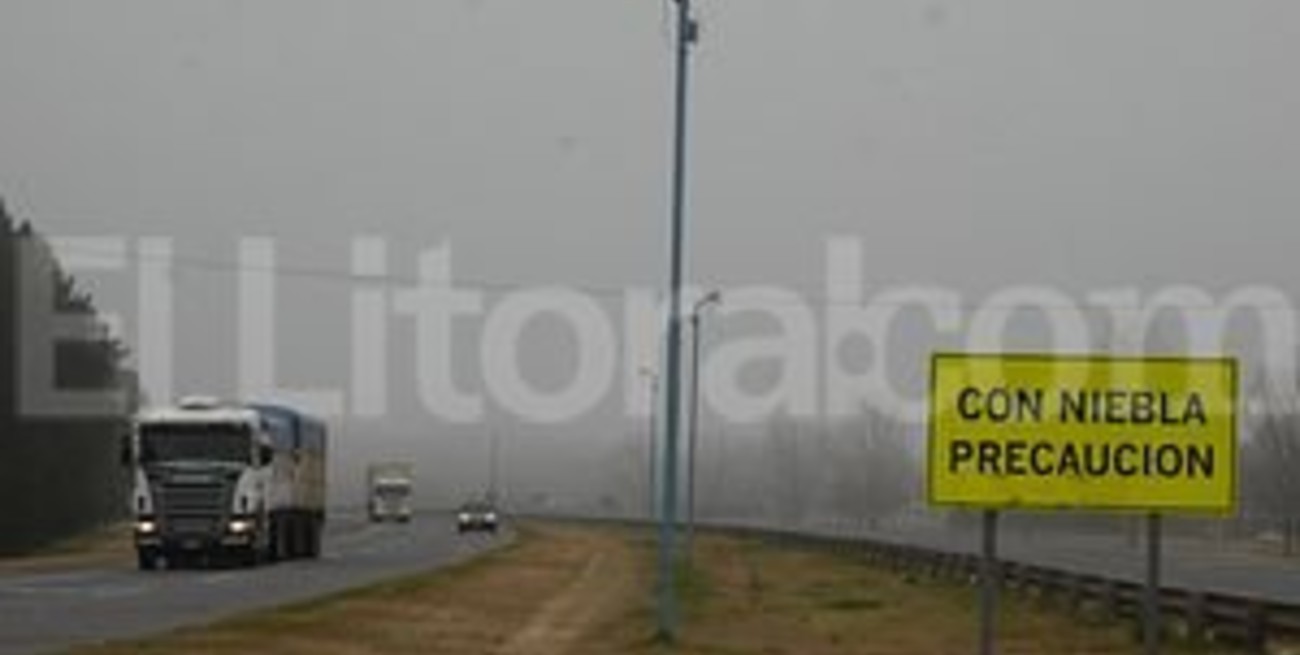 Una densa niebla cubría la región durante el amanecer