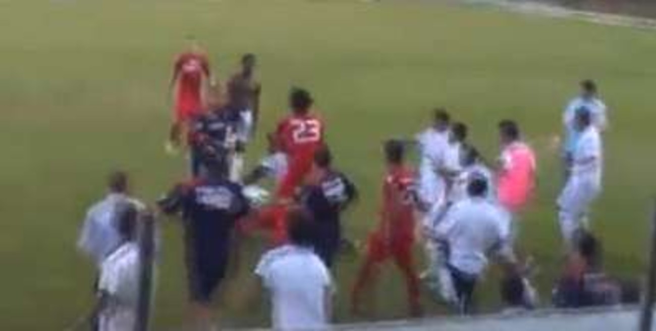 El "Bati" Larrivey a las piñas en Italia