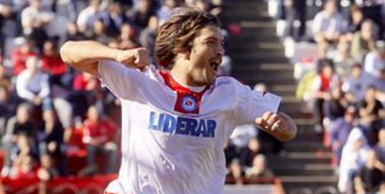 Argentinos Juniors derrotó a Independiente y quedó solo arriba