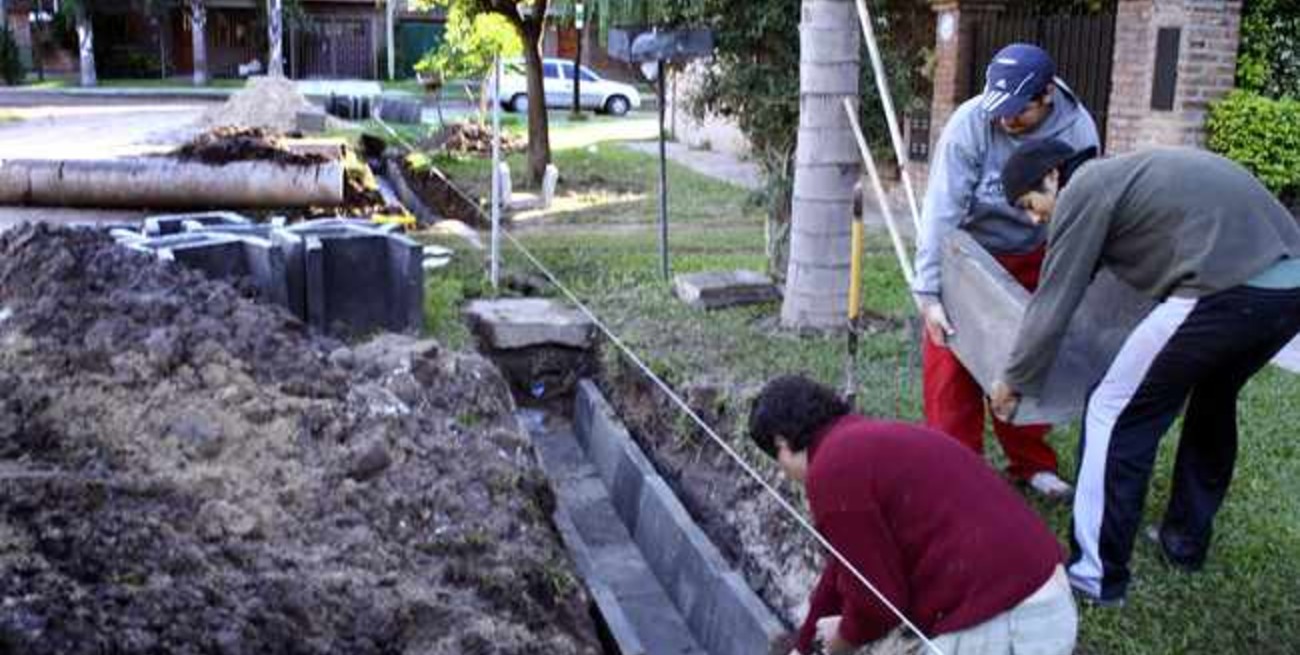 Cooperativas de trabajo ya fabrican canalones para colocar en zanjones