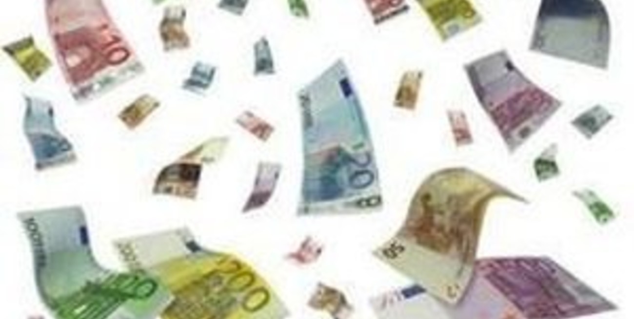 Holanda: Llovieron billetes en una autopista y hubo caos vehicular