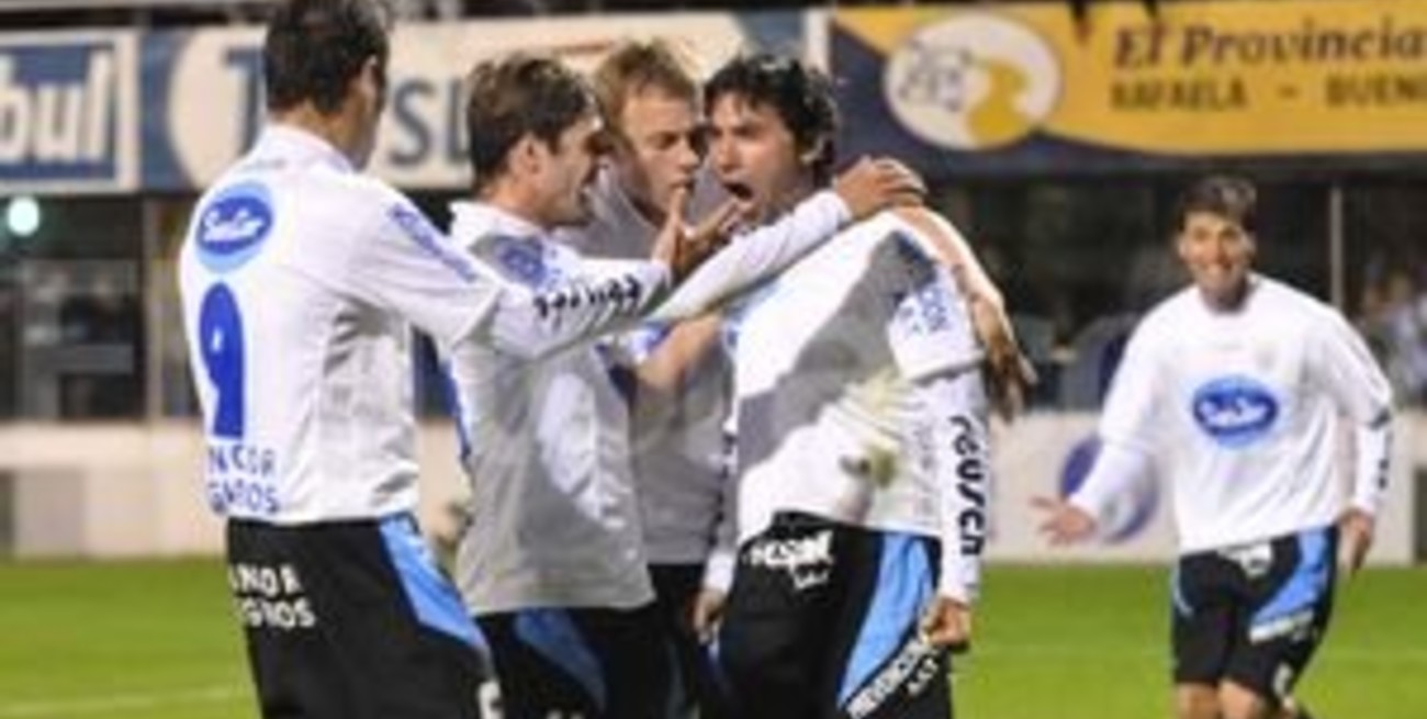 La "Crema" goleó y alcanzó la punta