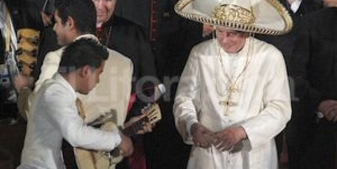 El Papa rompió el protocolo en México para saludar a mariachis