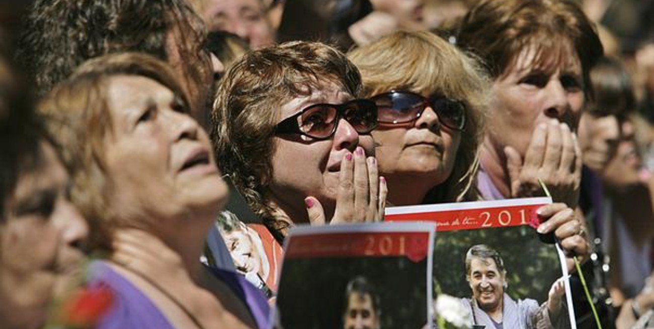 Multitudinaria despedida a Sandro