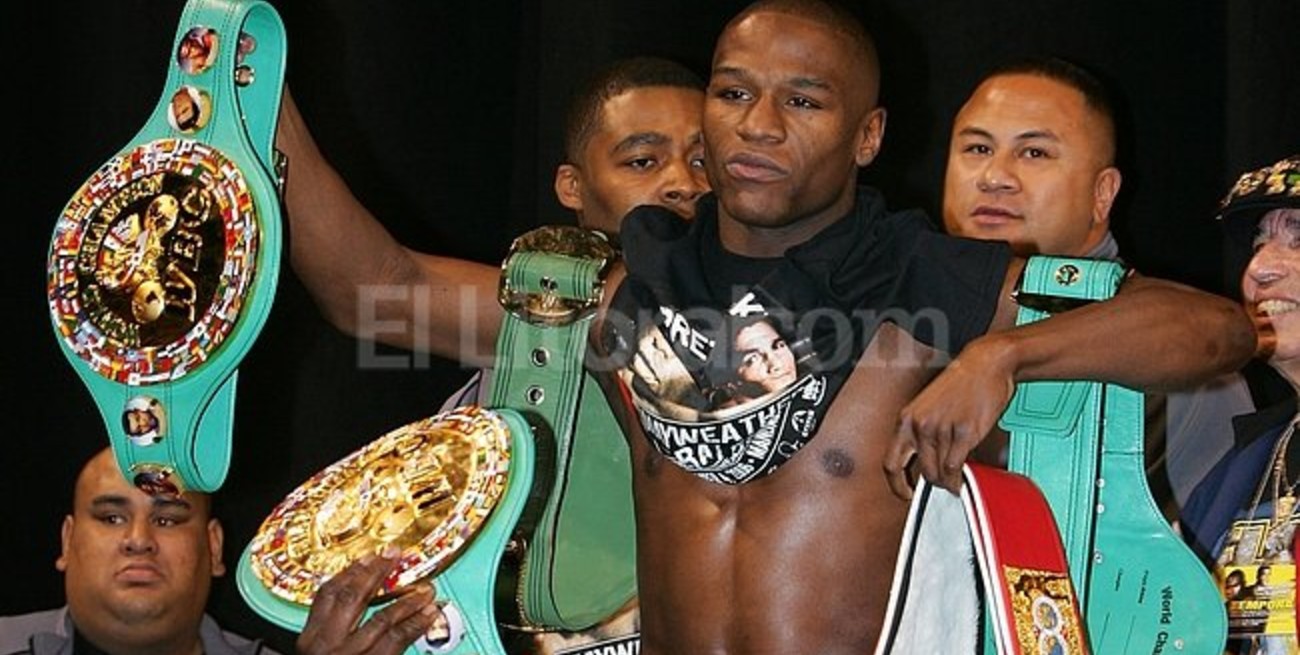 Floyd Mayweather podría ir preso por quemar dólares