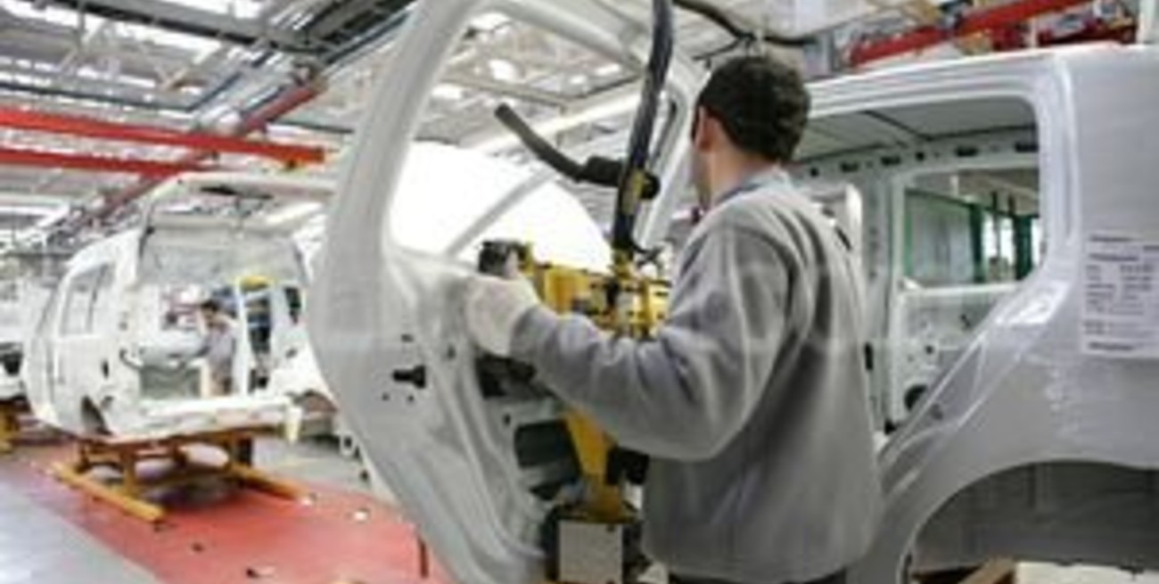 Renault anunció que suspenderá a todo su personal